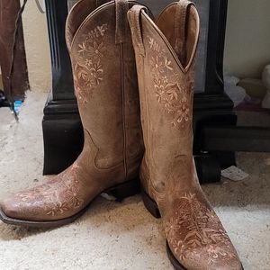 Women's Ariats